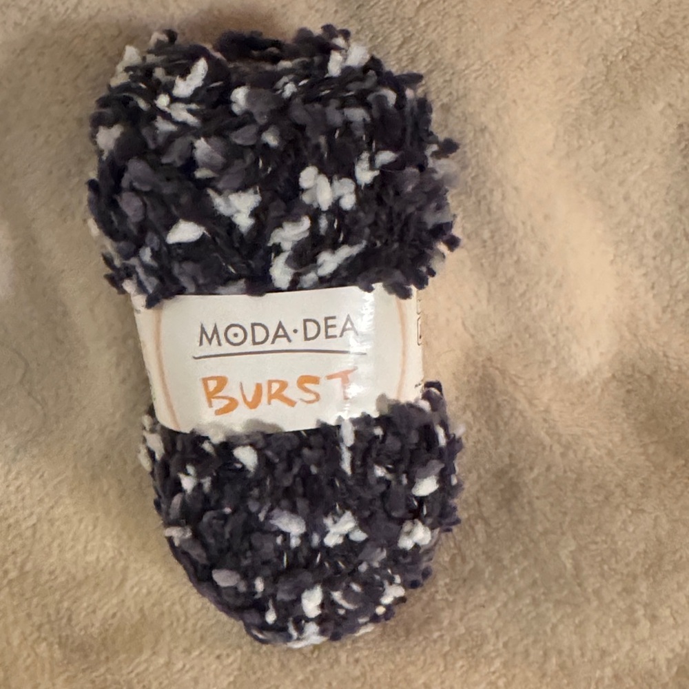 Moda Dea Burst Yarn in Black and White- 5 count